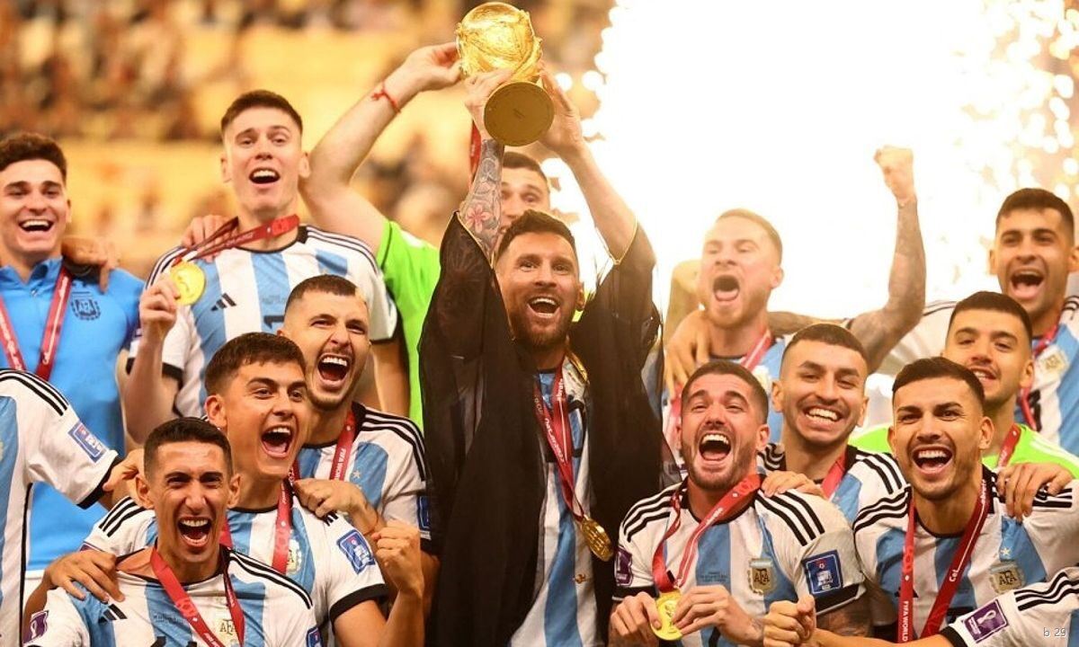 Messi cùng đồng đội nâng Cup vô địch sau trận chung kết