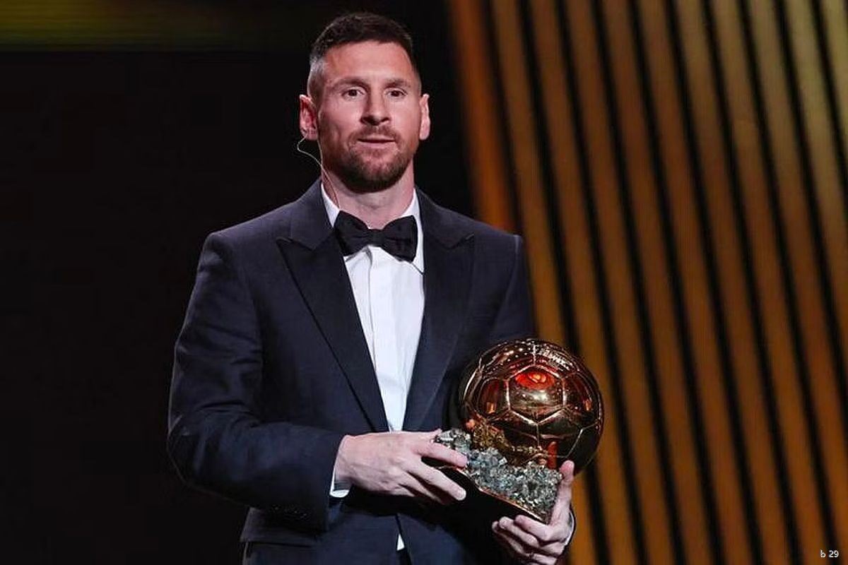 Messi nhận Quả Bóng Vàng 2023, không lộ quá nhiều cảm xúc.